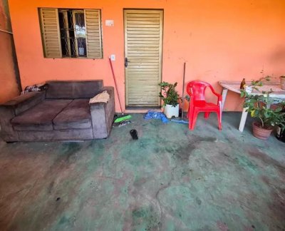Varanda da casa onde homem foi assassinado (Foto: Henrique Kawaminami).