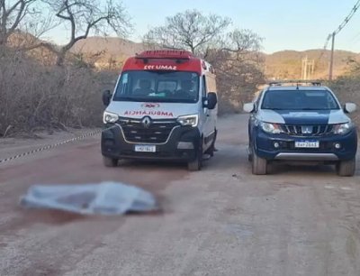 Corpo da vtima coberto em estrada e viaturas da PM e Bombeiros. (Foto: Dirio Corumbaense)