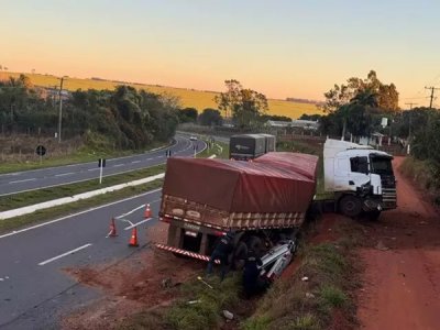 Carro prensado embaixo de carreta aps batida nesta manh (Foto: Jos Portela | Nova News)
