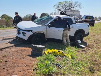 Policiais verificando dentro da caminhonete. (Foto: Marcos Maluf)