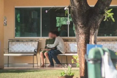 Padrasto abraado com a esposa e me da vtima durante o velrio (Foto: Marcos Maluf)