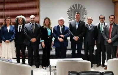 Governador Eduardo Riedel; procuradora-geral do Estado, Ana Ali; presidente do STJ e CJF, ministro Herman Beijamin, em reunio com os demais integrantes da equipe (Foto: Divulgao/PGE).