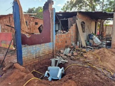 Casa do suspeito foi destruda por aproximadamente 100 pessoas (Foto: Marcos Maluf)