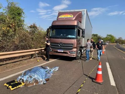 Corpo do motorista em frente ao caminho aps infarto (Foto: Sidney Assis)