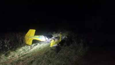Aeronave de pequeno porte destruda no local do acidente (Foto: Divulgao/PCMS)