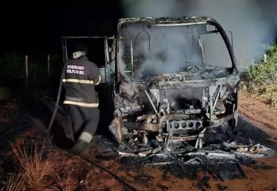 nibus totalmente destrudo por incndio. (Foto: Nova News)