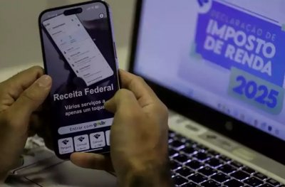 Contribuinte com aplicativo para declarao Imposto de Renda (Foto: Reproduo/Agncia Brasil)