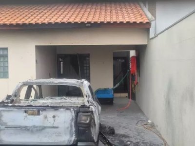 Carro queimado no quintal da casa tambm incendiada (Foto: Marcos Maluf)
