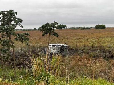 Meriva ficou completamente destrudo aps acidente (Foto: Bruna Marques)