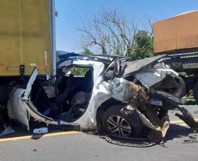 Fiat Toro ficou destruda em acidente envolvendo duas carretas e Gol na BR-163 (Foto: Ligado na Notcia)