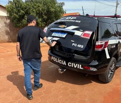 Preso em viatura aps cumprimento de mandado. (Foto: Divulgao)