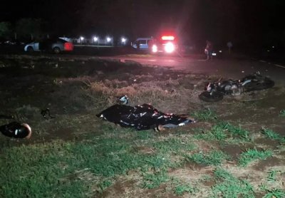 Vítima dirigia uma motocicleta com placas de Campo Grande quando bateu em van. (Foto: Leandro Holsbach)