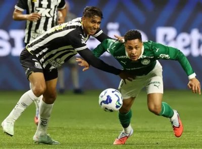 Jogadores de Santos e Palmeiras disputam a posse da bola em lance (Foto: Cesar Greco/Palmeiras).