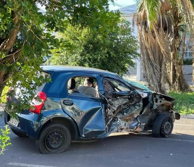 Condutor dentro do veculo atravessado na Av. Mato Grosso (Foto: Rassa Rojas).