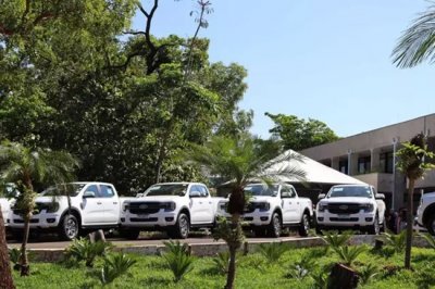 Caminhonetes entregues aos munic�pios na manh� desta segunda-feira (Foto: Osmar Veiga)