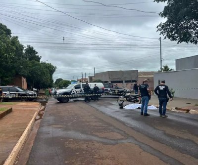 Homem morto na Rua Curiacas, em So Gabriel do Oeste (Foto: Sidney Assis)