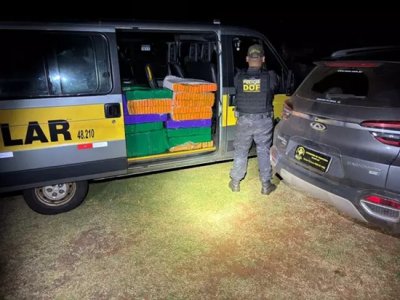 Policial ao lado do Tiggo usado por batedores e da van com a maconha (Foto: Divulgao)
