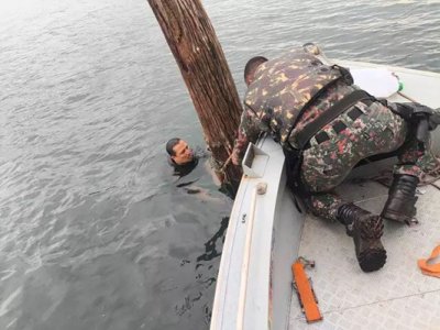 Envolvidos na retirada da lancha do fundo do rio (Foto: Divulga��o/PMA)
