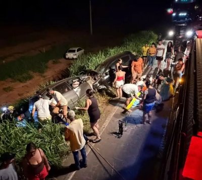 Carros foram parar �s margens da rodovia ap�s colis�o (Foto: Nova News)