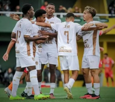 Jogadores do Ivinhema comemoram gol na estreia do torneio (Foto: Ivinhema FC)