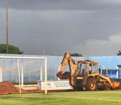 Maquin�rio trabalhando no gramado do Jacques da Luz (Foto: FFMS)