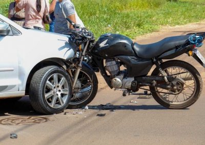 Motocicleta presa na lataria do ve�culo Polo (Foto: Juliano Almeida)