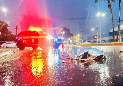 Viatura da PRF ao lado do corpo de Jefferson. (Foto: Reprodu��o/Babalizando MS)