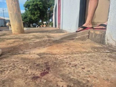 Marca de sangue do rapaz na cal�ada da vizinha (Foto: Marcos Maluf)