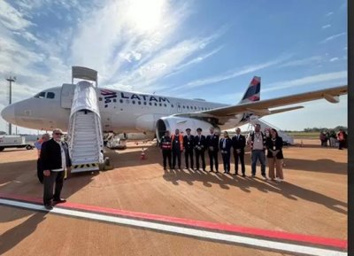 Tripula��o do voo inaugural S�o Paulo/Guarulhos�Dourados da LATAM ao lado de autoridades locais (Divulga��o LATAM)