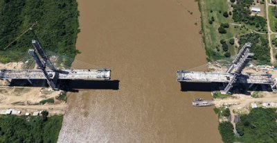 Vista a�rea da ponte que ligar� Porto Murtinho a Carmelo Peralta. (Foto: Toninho Ruiz)