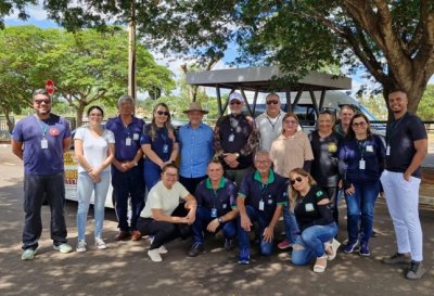 Examinadores e candidata aprovada no �ltimo exame de baliza no p�tio do Detran-MS