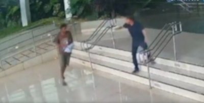 O paciente foi agredido na cal�ada da cl�nica. (Reprodu��o, C�mera de Seguran�a)