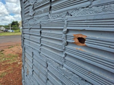 Uma das marcas de tiro no muro de um com�rcio (Foto: Marcos Maluf)