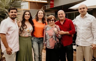 Glaucus na foto familia, est� de camisa vermelha.