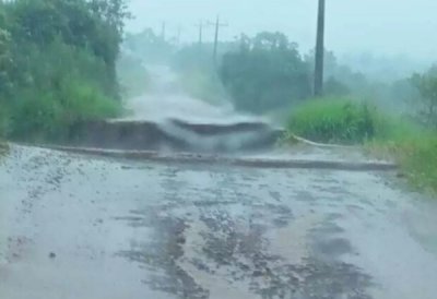 Em Paranhos, cratera se formou no local onde havia uma ponte, no assentamento Vicente de Paula (Foto: Divulga��o)