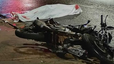 Corpo de Rariel ca�do ao lado de motocicleta ap�s o acidente (Foto: Direto das Ruas)