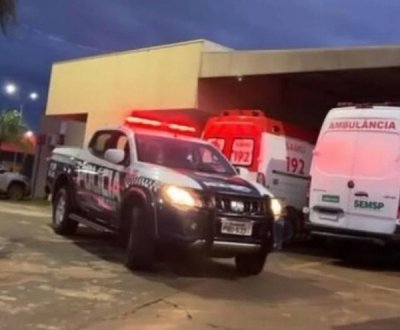 Viatura da PM na UPA, no momento em que v�tima era socorrida. (Foto: Babalizando MS)