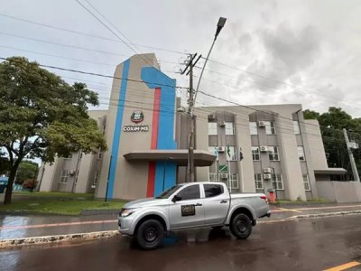 Viatura do Gaeco em frente � Prefeitura de Coxim. (Foto: Sheila Forato)