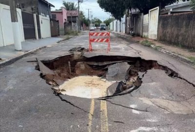 Cratera na Rua dos Jasmins em Coxim (Foto: Divulga��o/Prefeitura de Coxim)
