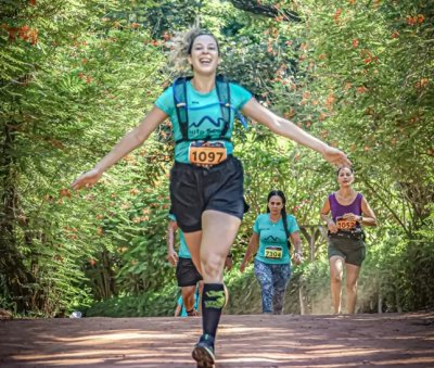 Corredora participa do Circuito Sesc Trail 2025, no Morro do Paxixi. (Foto: Arquivo/Sesc)