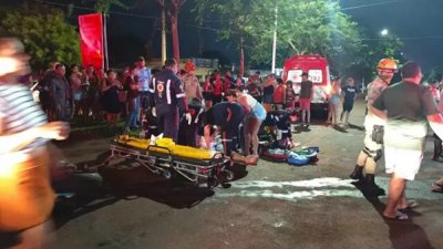 V�tima sendo socorrida por equipe do Samu (Foto: Leandro Holsbach)