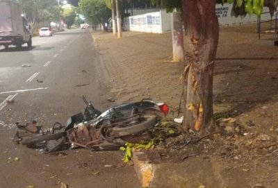 Jovem de 27 anos morre ao colidir moto contra �rvore em Dourados / Divulga��o/Corpo de Bombeiros
