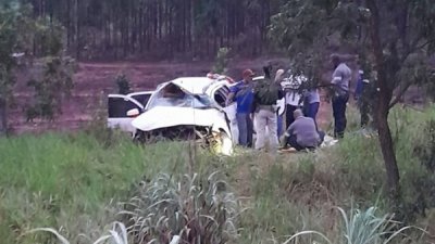 Ve�culo da Secret�ria de Sa�de totalmenet destru�do (Foto: RCN67)