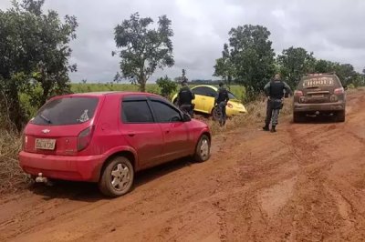 Carro roubado encontrado abandonado ap�s colidir em cerca. (Foto: Divulga��o)