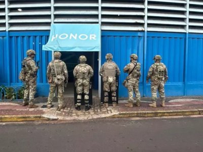 Policiais na entrada do Camel�dromo onde s�o cumpridos mandados (Foto: Divulga��o)