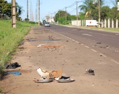Partes da motocicleta ca�da ao ch�o ap�s batida (Foto: Paulo Francis).