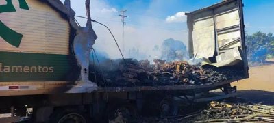 Traseira do ve�culo foi consumida pelo fogo (Foto: Direto das Ruas)
