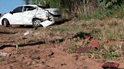 Nissan Versa ocupado por m�e e filha. (Foto: Pietra Dorneles, Jornal Midiamax)