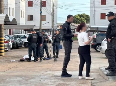 Corpo de suspeito no ch�o em torno de policiais (Foto: Bruna Marques)
