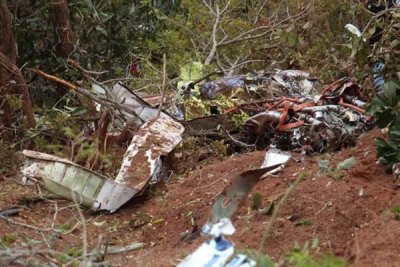 Destro�os da aeronave bimotor modelo Seneca foram encontrados em �rea de mata ap�s queda na manh� desta sexta-feira (Foto: Juliano Almeida)